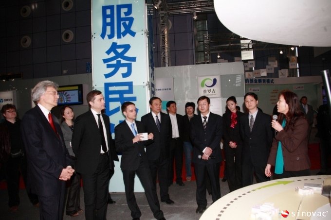 俄罗斯副总理弗拉季斯拉夫&bull;苏尔科夫参观北京博天堂918ag展台