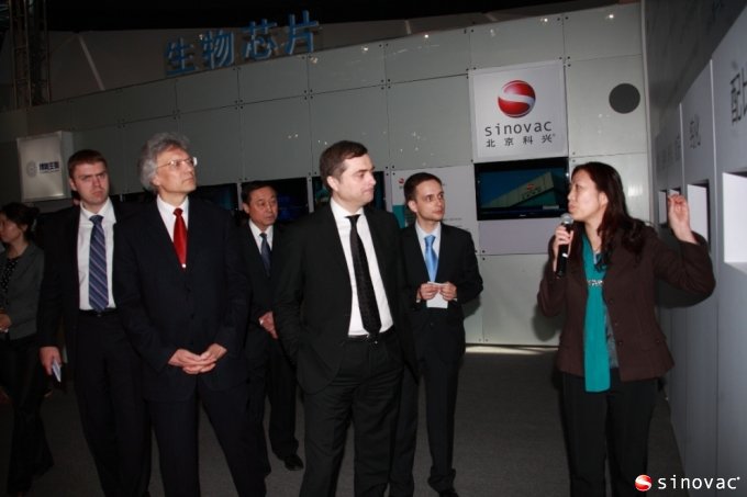 俄罗斯副总理弗拉季斯拉夫&bull;苏尔科夫参观北京博天堂918ag展台